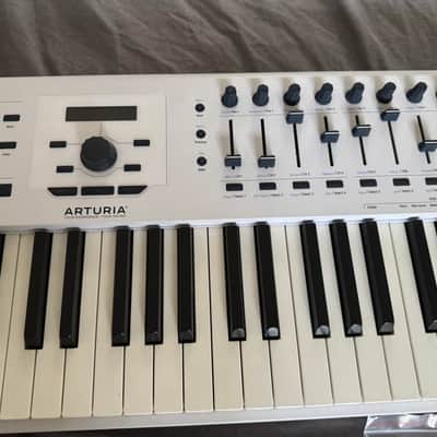 Arturia KeyLab 88 MkII MIDI Controller 2019 - Present - White image 4