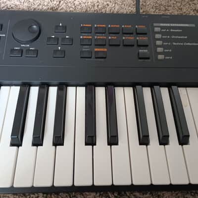 Roland XP-30 61-Key 64-Voice Expandable Synthesizer 1999 - 2004 - Black image 3