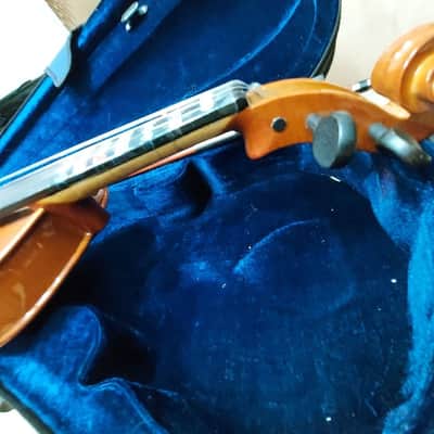 De Villier VN443 sized 4/4 violin with bow and case. China. Very Good Condition image 9
