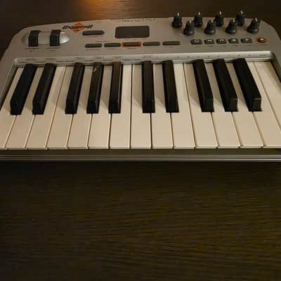 M-Audio Oxygen 8 V2 25-Key MIDI Controller Keyboard - Silver image 2
