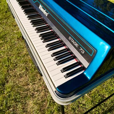 Immagine Rhodes Mark V Stage 73 – Custom Cosmic Blue | Fully Professionally Restored | Original Stand, Cover & Matching Pedal - 7