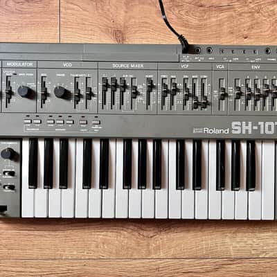 Roland SH-101 32-Key Monophonic Synthesizer 1982 - 1986 - Gray