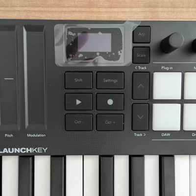 Novation Launchkey Mini 25 MKIV MIDI Keyboard Controller 2024 - Present - Black image 4
