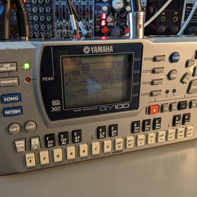 Yamaha QY100 - Modded 𝕍𝕒𝕡𝕠𝕣𝕨𝕒𝕧𝕖 machine