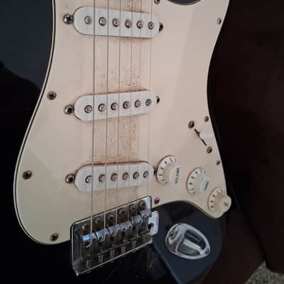 Fender  Standard  stratocaster 1997 2001 - Black image 4