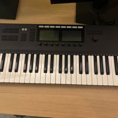 Native Instruments Komplete Kontrol S61 Mk2 2010s - Black image 1