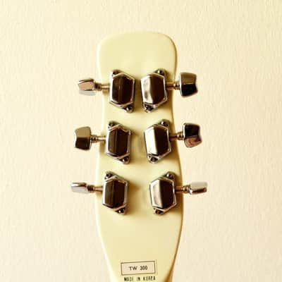 Gretsch TW-300 Traveling Wilburys 1988 | Rock Museum Munich Collection | Expo Generation 80 Exhibit image 8