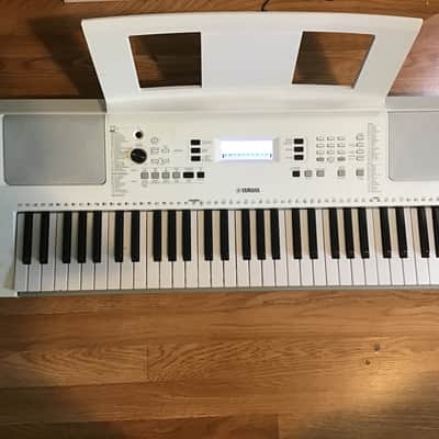 Yamaha EZ-300 61-Key Portable Keyboard with Light-Up Keys 2020 - Present - Silver image 2