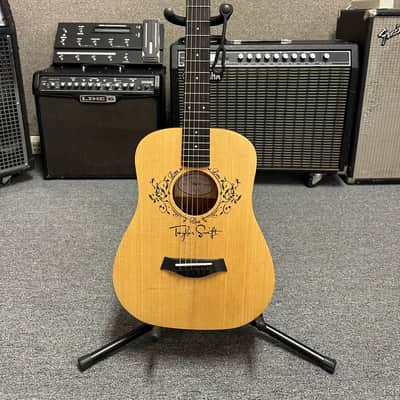 Taylor USA 305 Baby Taylor Solid Spruce/Sapele Acoustic w/Molded