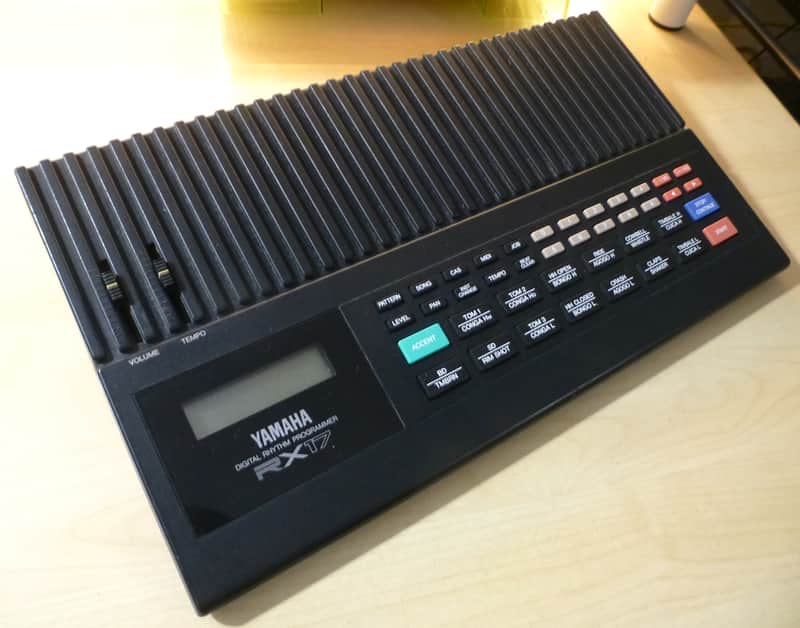 Yamaha RX17. Caja de ritmos digital. Con alimentador. 100% funcionando image 1