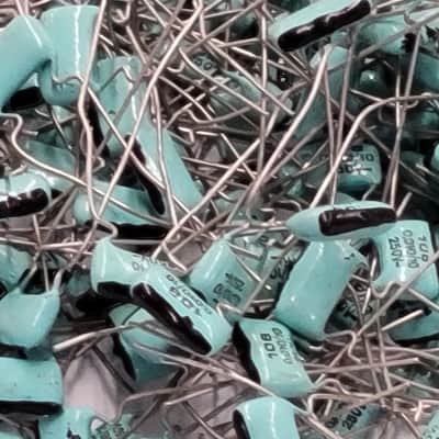 Green Drop Capacitors 0,010uF 10% 250v Bag Of 95 Seafoam Green / Black image 4