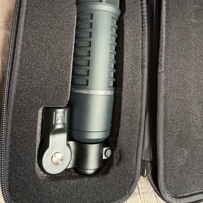 Electro-Voice RE20 Dynamic Mic WITH ShockMount Included — Black
