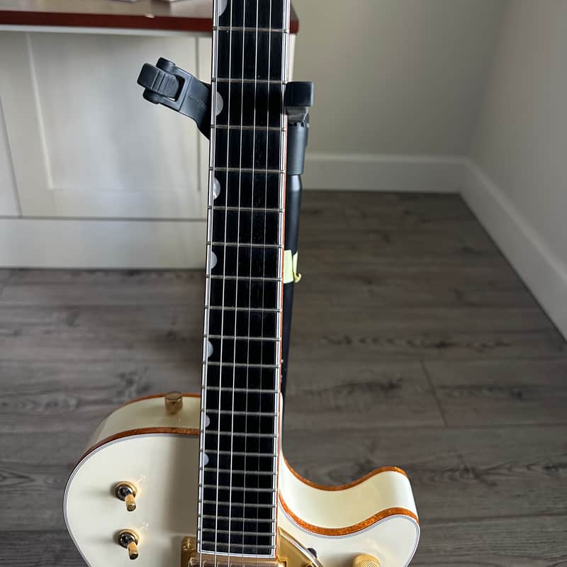 6134 White Penguin