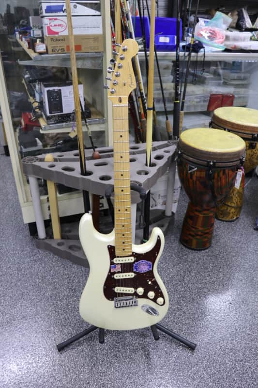 Fender American Deluxe Stratocaster Ash with Maple Fretboard 2013 - 2015 - White Blonde image 1