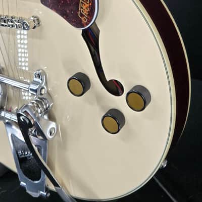 Gretsch G2622T Streamliner™ Center Block Double-Cut with Bigsby®, Laurel Fingerboard, Broad’Tron™ BT-3S Pickups, Vintage White image 4