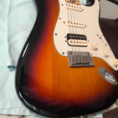 Fender American Elite Stratocaster HSS Shawbucker with Maple Fretboard 2016 - 2019 - 3-Color Sunburst image 10
