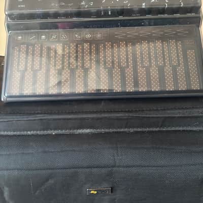 Arturia MicroFreak 25-Key Algorithmic Synthesizer with DECKSAVER AND HARD CASE image 2