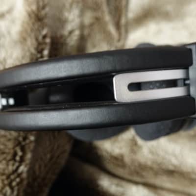 Shure SRH1540 Professional Closed Back Studio Headphones 2010s - Black image 10
