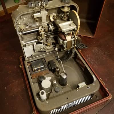 Gray Audograph soft vinyl recording cutting lathe dictating dictation machine, Case & microphone 1949 - Brown wrinkle paint image 2