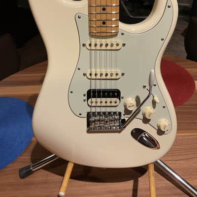 2015 Fender American PRO Standard Stratocaster HSS - Olympic White image 2