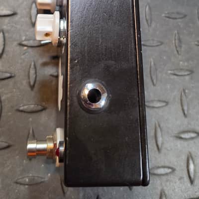 JHS Haunting Mids Sweepable Mids EQ Preamp Tone Shaper image 3