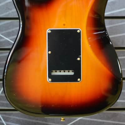 Fender Stevie Ray Vaughan Stratocaster - 3-Colour Sunburst - Incl Vintage-Style Tweed Case image 2