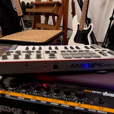 Akai MPK Mini MKIII 25-Key MIDI Controller 2020 - Present - White with Black Keys image 2