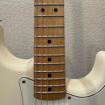 Fender Standard Stratocaster with Maple Fretboard 2011 - 2014 - White image 4