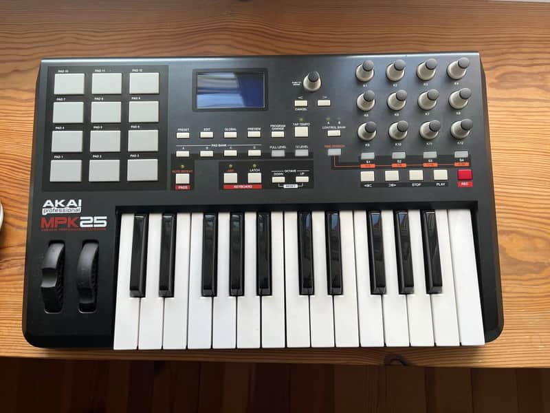Akai MPK25 2012 - Black image 1
