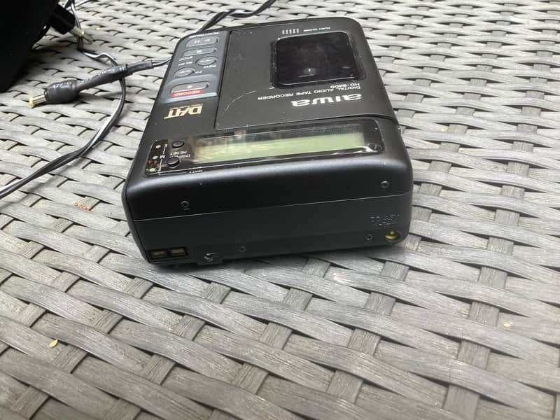 Aiwa Digital audio tape / DAT /. HD - S200 / portable walkman