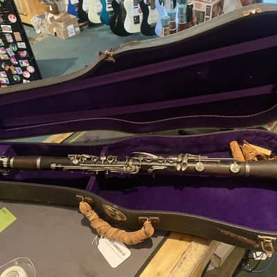 Consignment Boosey Clarinet in Violin Case ! image 1