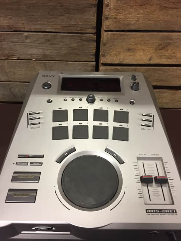 Sony MDS-DRE1 minidisc recorder / player in silver made in Japan