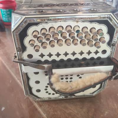 Pearl Queen Concertina 1919 - Black Lacquer/Abalone image 5