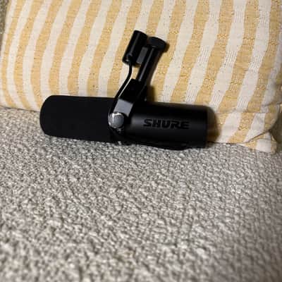 Shure SM7dB Cardioid Dynamic Microphone with Built-In Preamp 2023 - Present - Black image 3