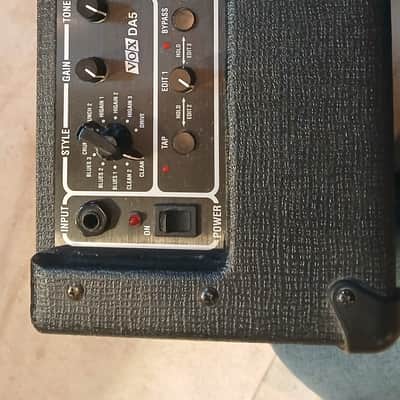 Vox DA5 5W 1x6.5 Guitar Combo 2010s w/ factory power supply/carrying strap image 2