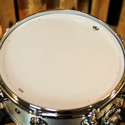 DW 5.5x13 Collector's 3mm Wrinkle Coat Aluminum Snare Drum - DRVA5513SVC image 4