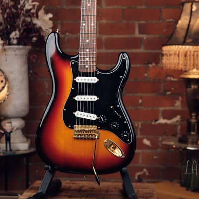 1993 Fender Japan ST-62G Stratocaster – Fujigen Era – Gold Hardware in 3-Tone Sunburst! image 4