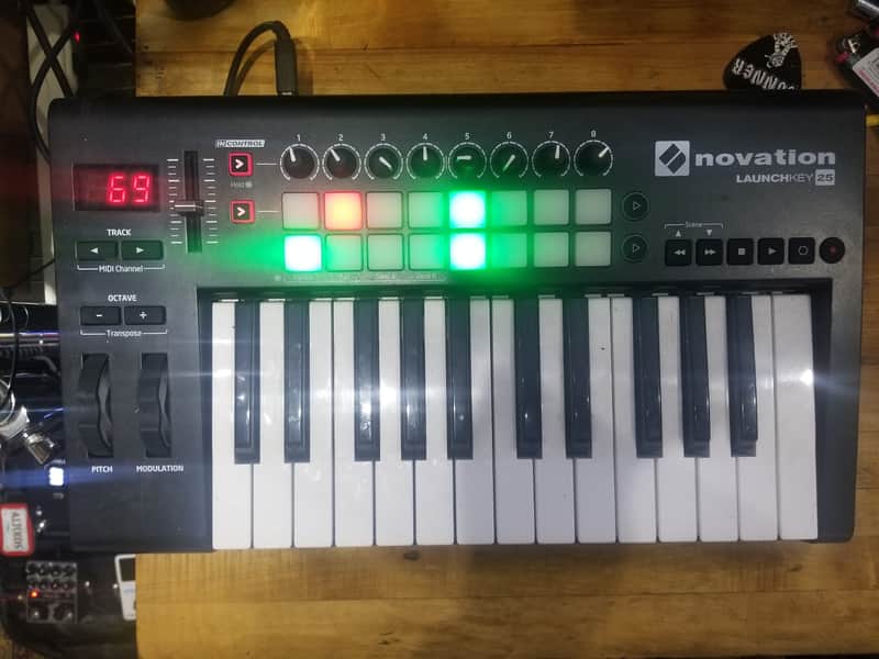 Novation LaunchKey 25 MkII Keyboard Controller image 1