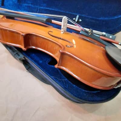 De Villier VN443 sized 4/4 violin with bow and case. China. Very Good Condition image 7