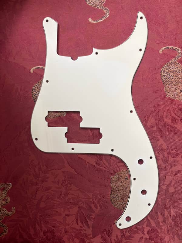 Fender 005-8261-000 Standard Precision Bass Pickguard 3-Ply