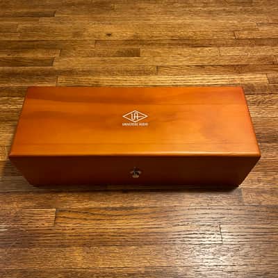Universal Audio Bock 187 Large Diaphragm Cardioid Condenser Microphone imagen 9