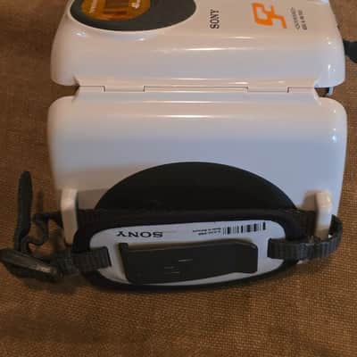 Sony WM-FS555 AM FM auto-reverse cassette walkman Early 2000s - White gray orange image 10