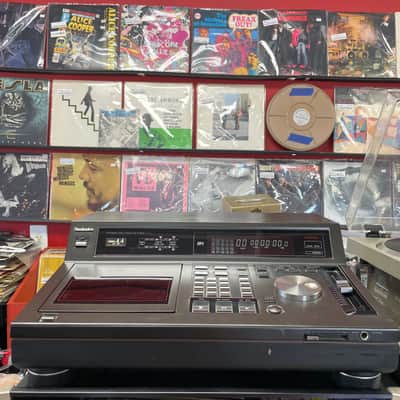 Technics SL-P1200 CD Player TESTED WORKS AND SOUNDS GREAT NO REMOTE image 1