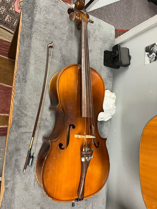 Engelhardt E112 Student 1/2 Size Cello, comes with bow and case image 1