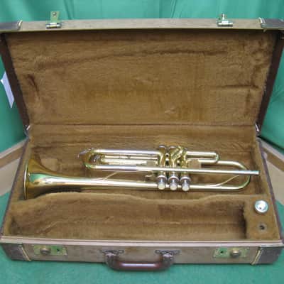 Yamaha YTR232 Trumpet - Reconditioned - Oversized Case & Yamaha 11 MP image 3