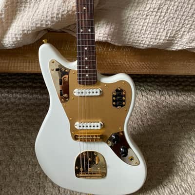 Fender Squier Jaguar - Anodized gold pickguard image 2