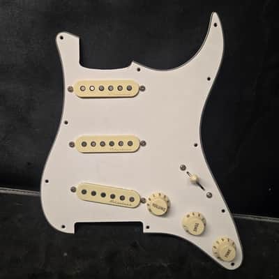 Fender Noiseless Stratocaster Pre Wired Pickguard - White/White image 1