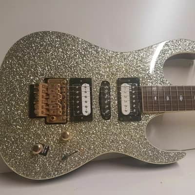 SILVER SPARKLE RG ROCK AXE image 3