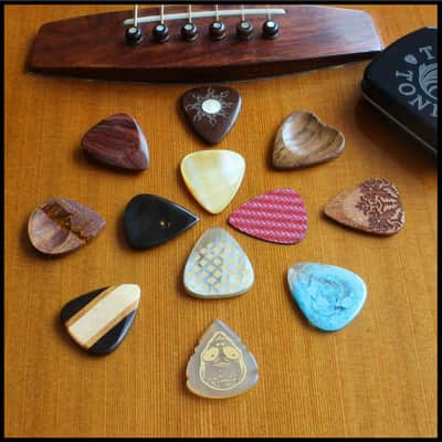 Timber Tones 12 Acoustic Guitar Picks in a Gift Tin 2024 - Polished image 3
