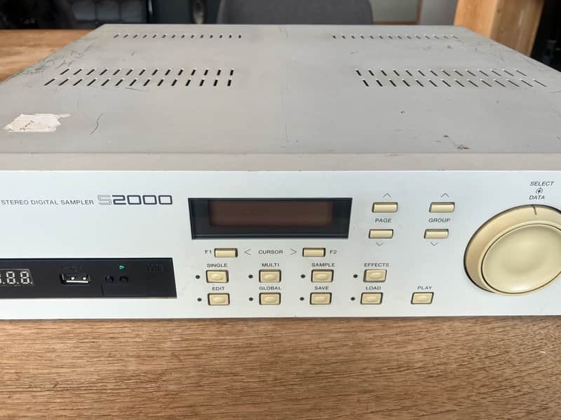 Akai S2000 with floppy disk simulator - 100V image 1